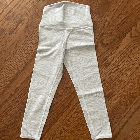 Alo: High Waist Airbrush in White Zebra - Picture 5 of 7